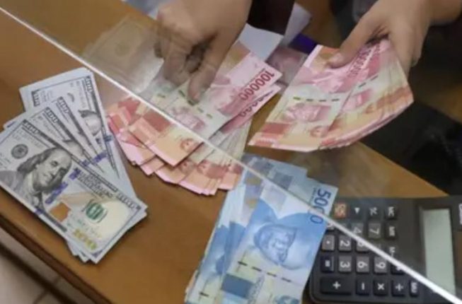 Dolar Kian Perkasa, Rupiah Diproyeksi Melemah hingga Rp19.000